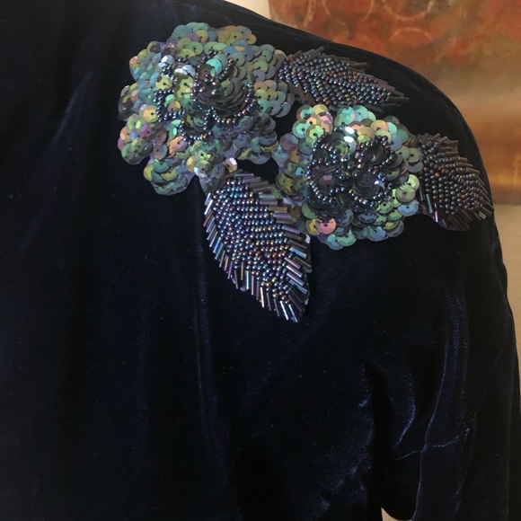 70s-80s Vintage Donna Morgan Blue Velvet V-neck Sequin Shoulder Dress - Picture 4 of 15